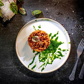 Wegański tatar z marynowanych warzyw z rukolą i roślinnym parmezanem Wegański tatar z marynowanych warzyw z rukolą i roślinnym parmezanem